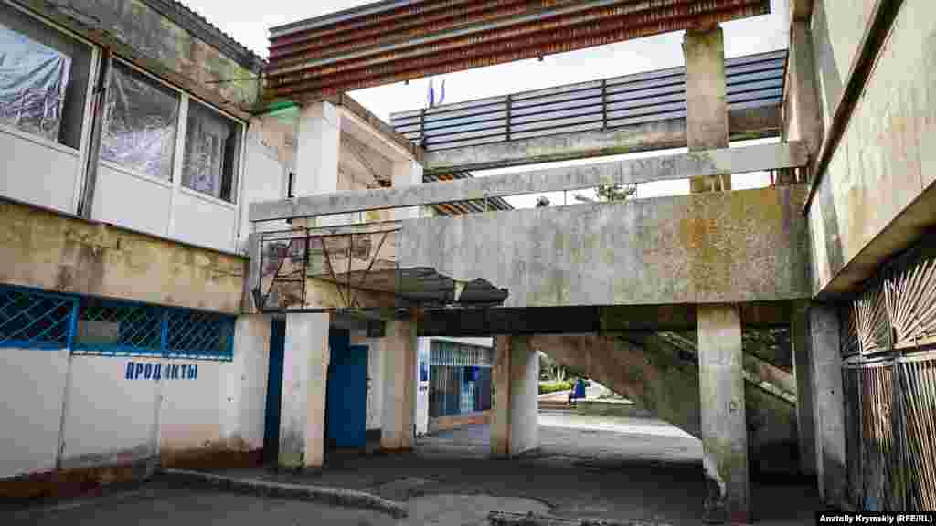 На втором этаже архитектурного шедевра эпохи «развитого социализма» в центре села размещается сельсовет