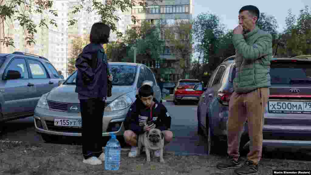 Stanovnici čekaju odobrenje za povratak u svoje domove nakon napada dronova. Sukob je doveo do toga da je Rusija lansirala hiljade projektila i dronova na Ukrajinu, ciljajući civilnu infrastrukturu i ubijajući hiljade.  