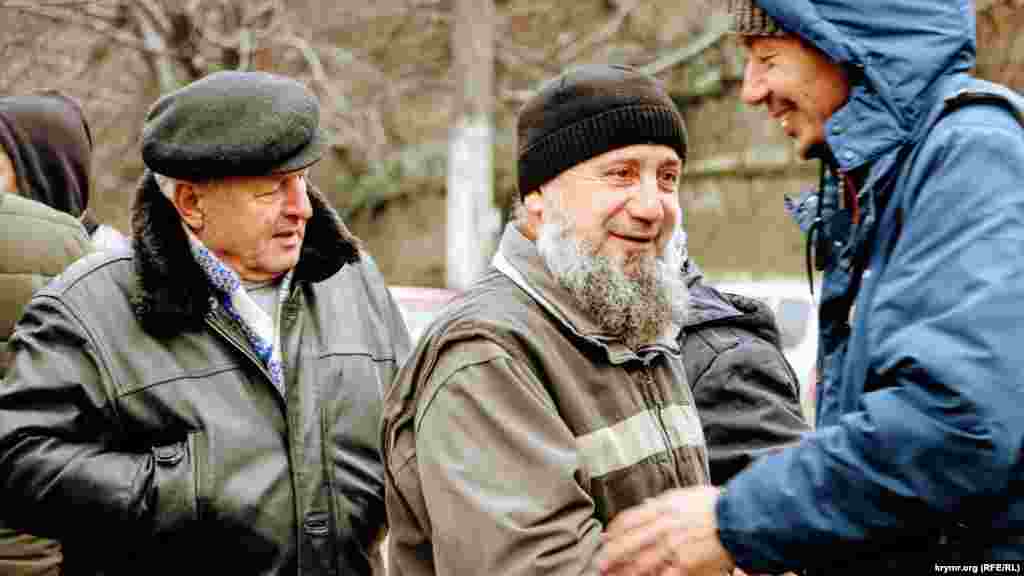 Также у здания суда продолжается флешмоб в поддержку Эмиля Курбединова