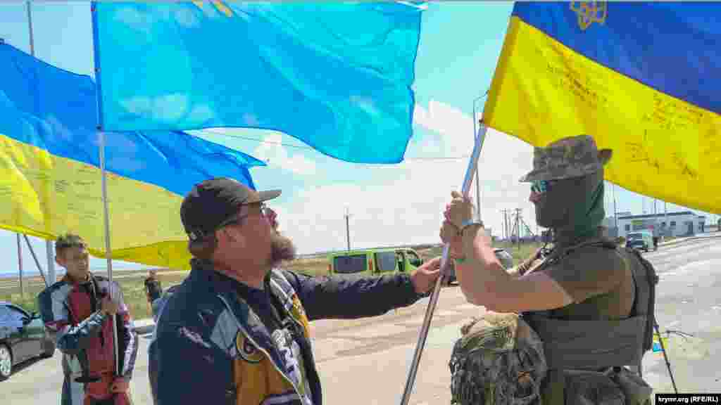 1 августа на админграницe аннексированного Крыма с Херсонской областью десятки байкеров передали херсонским пограничникам украинский флаг. Как это было – смотрите в нашем фоторепортаже