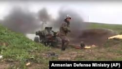 Як заявляє Міністерство оборони Вірменії, на цьому фото вірменський військовослужбовець стріляє в бік позицій азербайджанських сил у Нагірному Карабасі 2 жовтня 2020 року