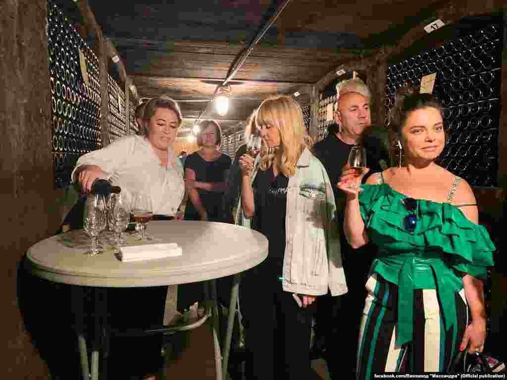 В 2019 году Павленко проводила экскурсию на винзаводе «Массандра» для российских исполнителей, среди которых были Стас Михайлов, Игорь Николаев, Наташа Королева, Александр Маршал, Валерия и ее муж Иосиф Пригожин. Певица Валерия и ее муж, продюсер Иосиф Пригожин в 2014 году поддержали аннексию Крыма. Российская певица украинского происхождения Наташа Королева (настоящее имя – Наталья Порывай) не раз выражала поддержку президенту России Владимиру Путину. В 2016 году СБУ на 5 лет запретила ей въезд на территорию Украины