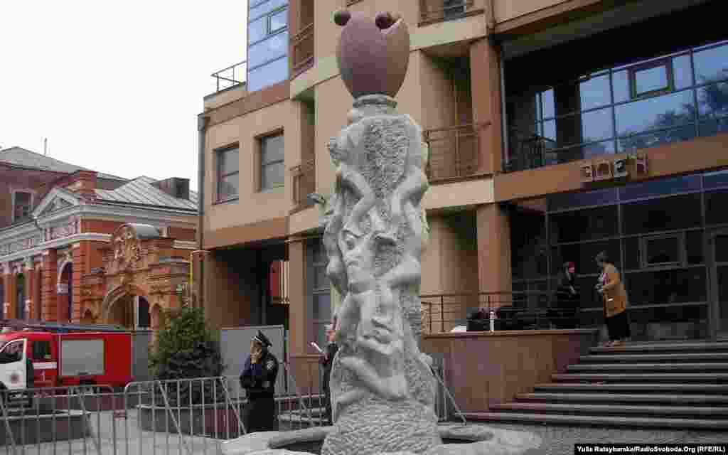 Скульптура перед «Менорою»