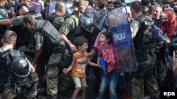 Маленькие мигранты на границе Греции и Македонии - "фото 2015 года" по версии Детской организации ООН - ЮНИСЕФ