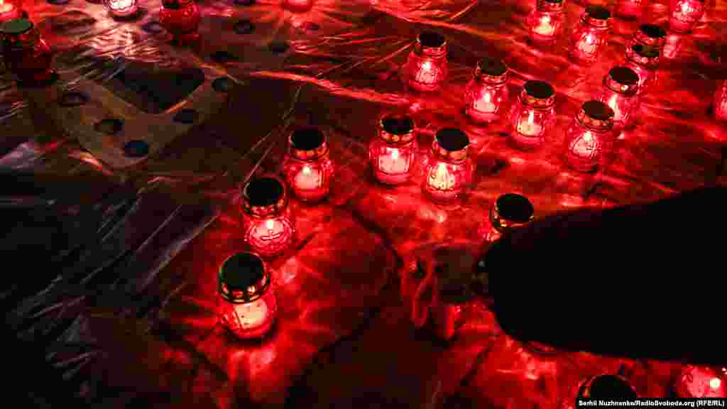 Військові побратими, близькі, кияни ввечері біля Стіни пам'яті на Михайлівській площі запалили лампадки в пам'ять про захисників Донецького аеропорту  