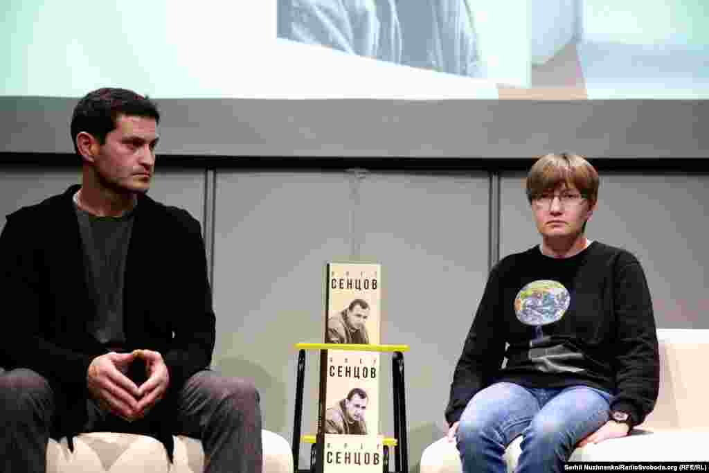 Ахтем Сеитаблаев и сестра Сенцова Наталья Каплан на презентации книги «Олег Сенцов». Книга вышла в 2016 году. Она состоит из воспоминаний людей, которые хорошо знают Сенцова, из обрывков его книг и сценариев к фильмам, а еще выдержек из протоколов допросов свидетелей, проходящих по его делу. В книге много фотографий из домашнего архива и из зала суда. «Крымский дом», Киев, 27 октября 2017 года