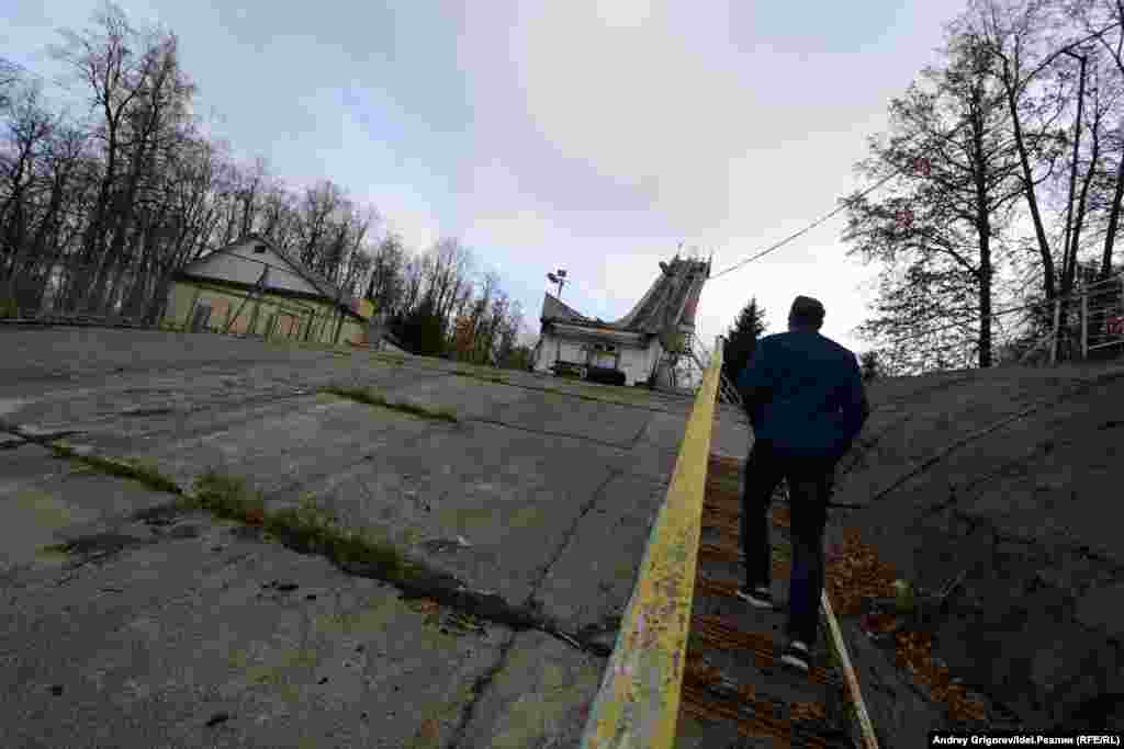 Знаковое место. Трамплин. Считается самой высокой точкой Казани. Длина разгона — 50 м., гора приземления — 80 м. Построен как комплекс детско-юношеских трамплинов в начале 80-х. Действует и поныне. В зимние выходные — очень популярное место проката спортивного инвентаря.