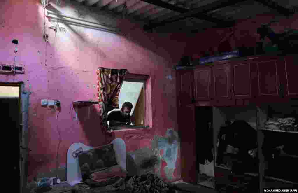 Палестинець перевіряє будинок, пошкоджений в результаті ізраїльського авіаудару в  Джабалії, на півночі Смуги Гази, 20 травня 2021 року