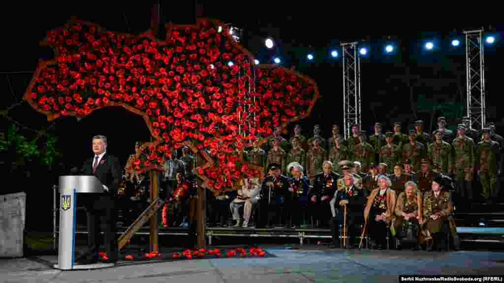 Президент України Петро Порошенко: «Україна нині боронить східні кордони Європи». «Дуже ціную готовність наших солдат та офіцерів... наступати до повного звільнення української території від російських окупантів», – зазначив він