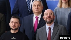 Президент Європейської hади Шарль Мішель, президент України Володимир Зеленський і прем’єр-міністр Угорщини Віктор Орбан позують для спільного фото під час саміту європейських лідерів у Брюсселі, Бельгія, 9 лютого 2023 року