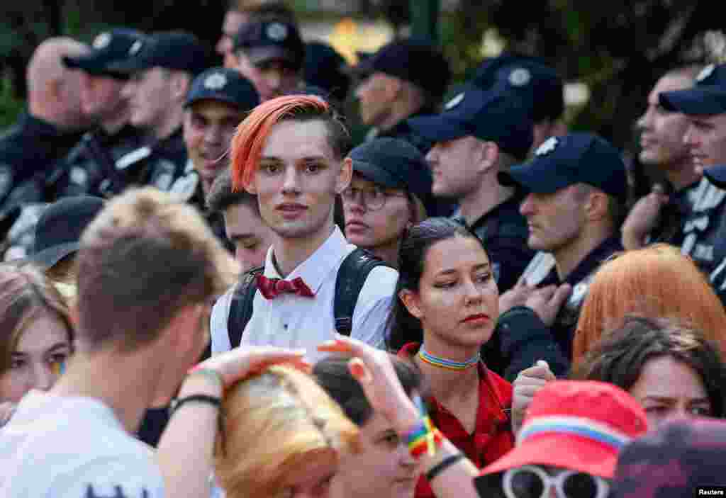 Учасники маршу рівності на підтримку ЛГБТ-спільноти Kharkiv Pride 2019 під охороною поліції на площі Свободи у Харкові, 15 вересня 2019 року БІЛЬШЕ ПРО ЦЕ