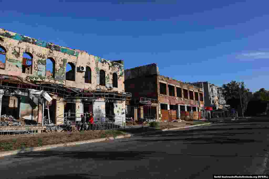 Знищенні центральні вулиці міста, вересень 2022 року / Праворуч: початок жовтня 2024-го. Зараз населення Ізюму складає орієнтовно 25 тисяч людей. Поверненню ще частини містян заважає не так страх, що війна не відступає, як відсутність житла та роботи, кажуть місцеві жителі