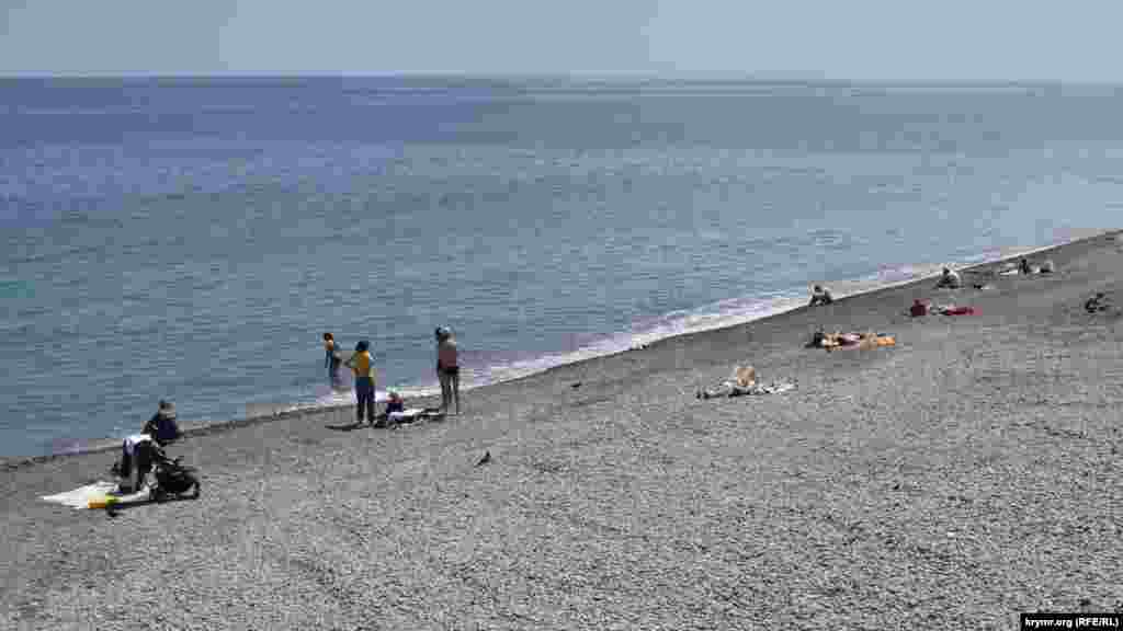 По сообщению корреспондента Крым.Реалии, несмотря на заверения российского главы горадминистрации Ялты Ивана Имгрунта, на Приморском пляже свежего щебня не наблюдается – трактором разровняли прошлогоднюю гальку