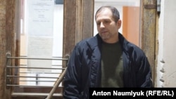 Украинский активист Владимир Балух возле здания суда в Раздольном, Крым