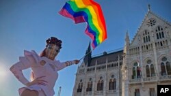 Демонстрація за права ЛГБТ перед будівлею угорського парламенту в Будапешті, Угорщина, 14 червня 2021 року