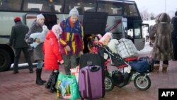 Етнічні поляки, жителі Донбасу, перед відльотом до Польщі в аеропорту Харкова