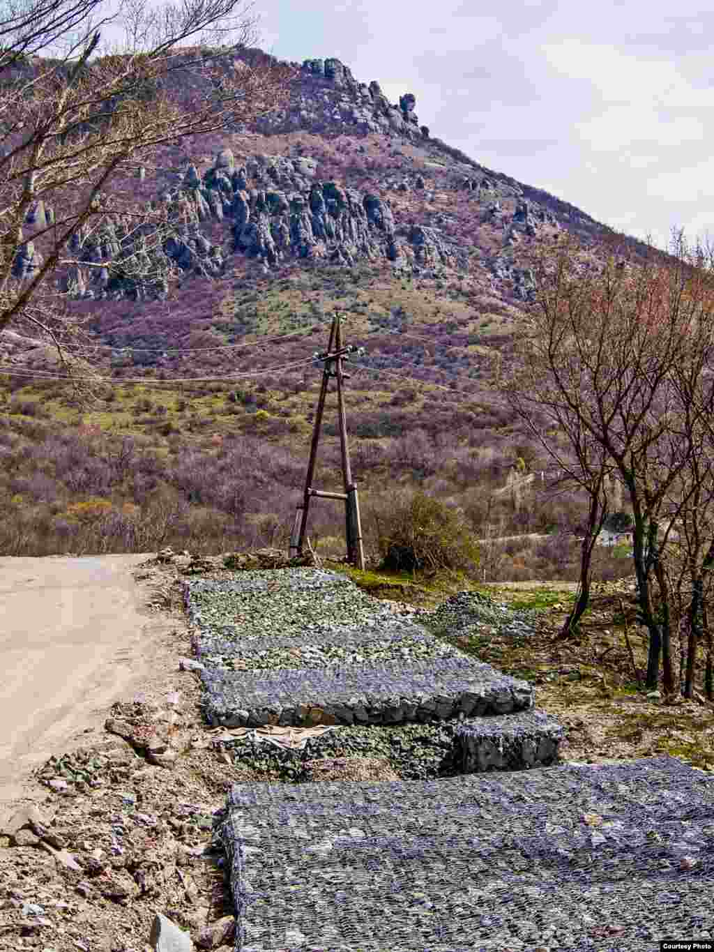 Эпопея по инженерной защите на 2-м и 3-м км автомобильной дороги Харьков — Симферополь — Алушта — Ялта — Лучистое к дороге Алушта — Судак — Феодосия длится уже несколько лет.