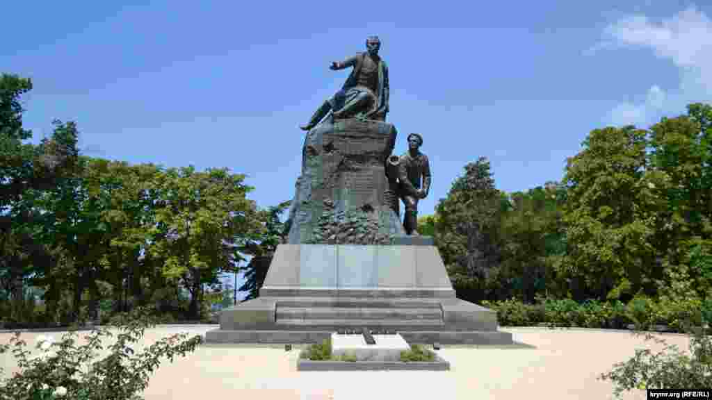 Пам'ятник адміралу Володимиру Корнілову встановлений в місці його смертельного поранення. Поруч фігура матроса Петра Кішки, який заряджає гармату