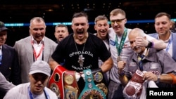 Александр Усик с чемпионскими поясами