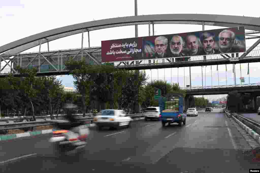 Фотографии погибших в результате израильских ударов по Ирану выставлены на улице в Тегеране, Иран, 15 июня 2025 года. Majid Asgaripour/WANA