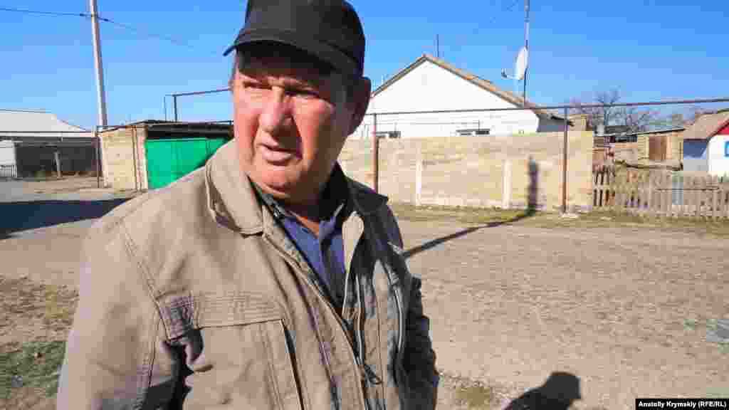 Михаил Долматов в прошлом году переехал в Перекоп из Астрахани. После токсических выбросов мужчина сожалеет о своем решении. Однако возможности вернуться обратно нет – все деньги ушли на капремонт дома в крымском селе