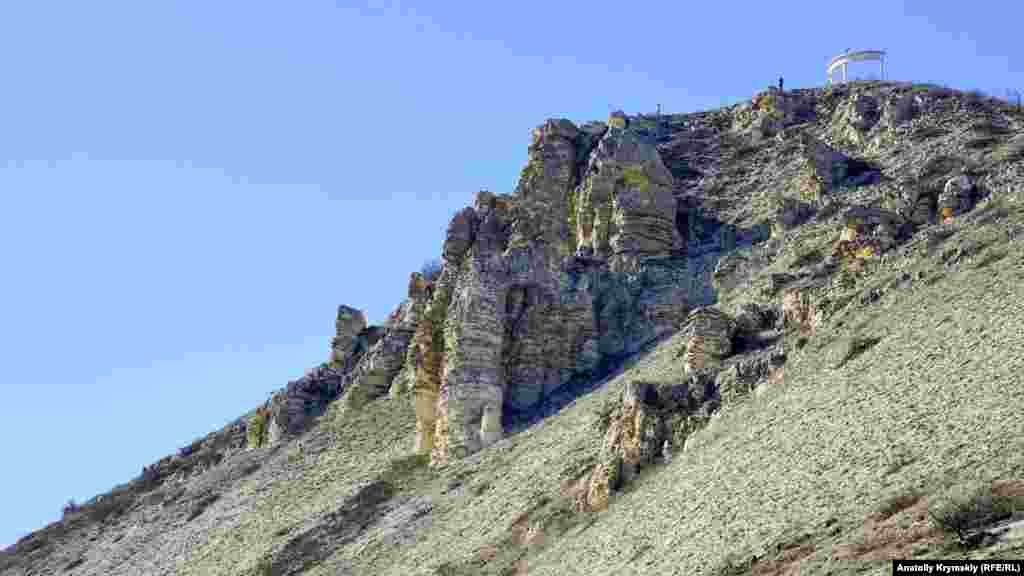 Коклюк — самая высокая точка Феодосийского мелкогорья, ее высота 345 метров над уровнем моря. С крымскотатарского переводится как «голубой обрыв»