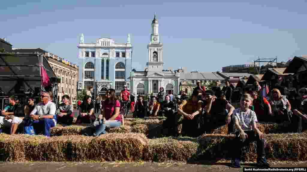 Контрактовая Площадь. Feel Ukraine – «Почувствуй Украину». В зоне проходят выставки, мастер-классы, показы фильмов