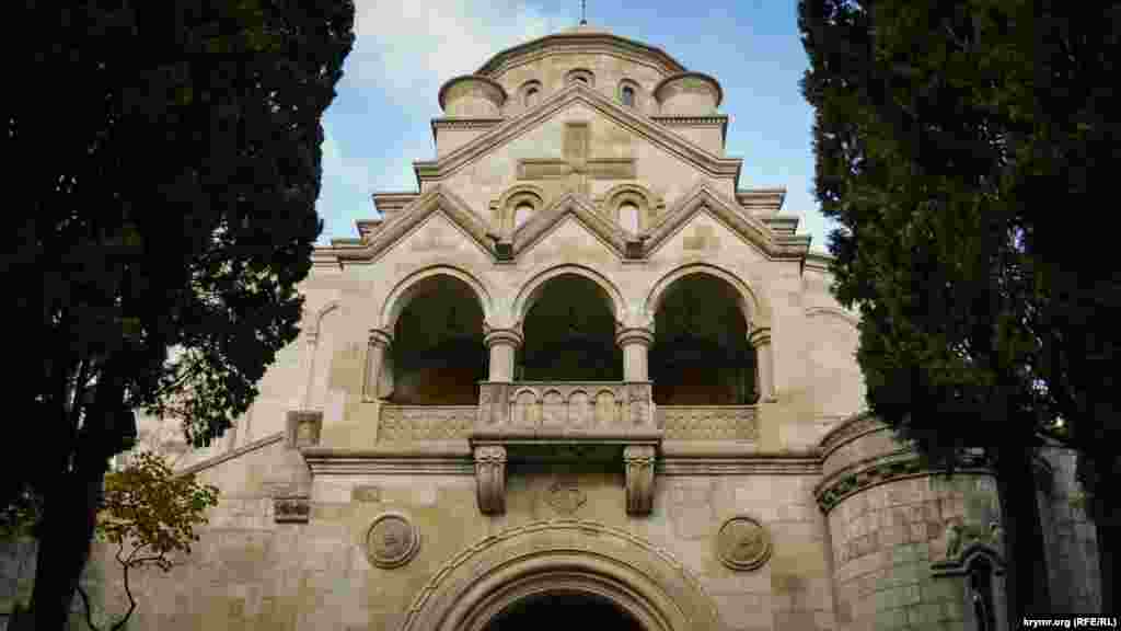 Армянская церковь Святой Рипсиме. Находится она в тихом, живописном уголке Ялты, вдали от курортного шума. Храм окружен ухоженным парком. Здание построено из материалов вулканического происхождения – форосского туфа. Церковь сооружена в 1909-1914 годах архитектором Тер-Микеловым по эскизам известного художника Вардгеса Суренянца