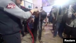 Чоловік обливається водою після ймовірної атаки з використанням хімічної зброї в місті Дума, Сирія