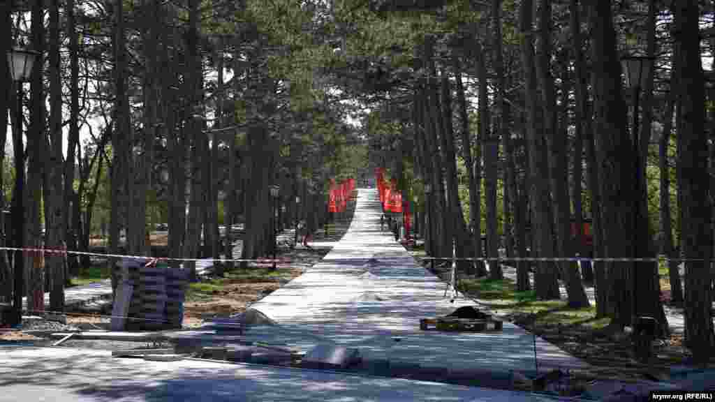 Укладка плитки на так называемой «Аллее Бессмертного полка» не окончена