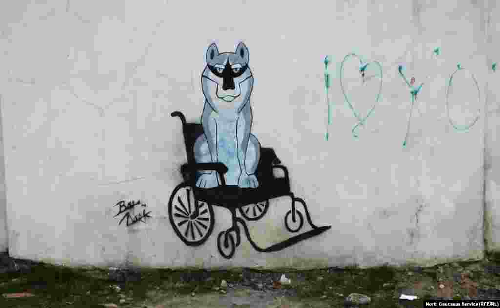 В работе "Вожак" многие махачкалинцы увидели намек на одиозного экс-мэра Махачкалы Саида Амирова (после одного из множеств покушений, он передвигается на инвалидно кресле). О типах политиков в Дагестане - читайте на нашем сайте