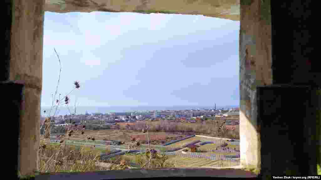 Однако, до настоящего времени доступа на территорию парка нет, там лишь регулярно проводят военно-патриотические игры. На холме рядом с батареей мощный бетонный вход в какие-то подземелья, а также хорошо сохранившийся пулеметный ДЗОТ – долговременная замаскированная огневая точка – из амбразуры которого открывается потрясающий вид