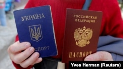 24 квітня президент Росії Володимир Путін підписав указ, за яким жителі окупованих територій Донбасу зможуть у спрощеному порядку отримувати громадянство Росії