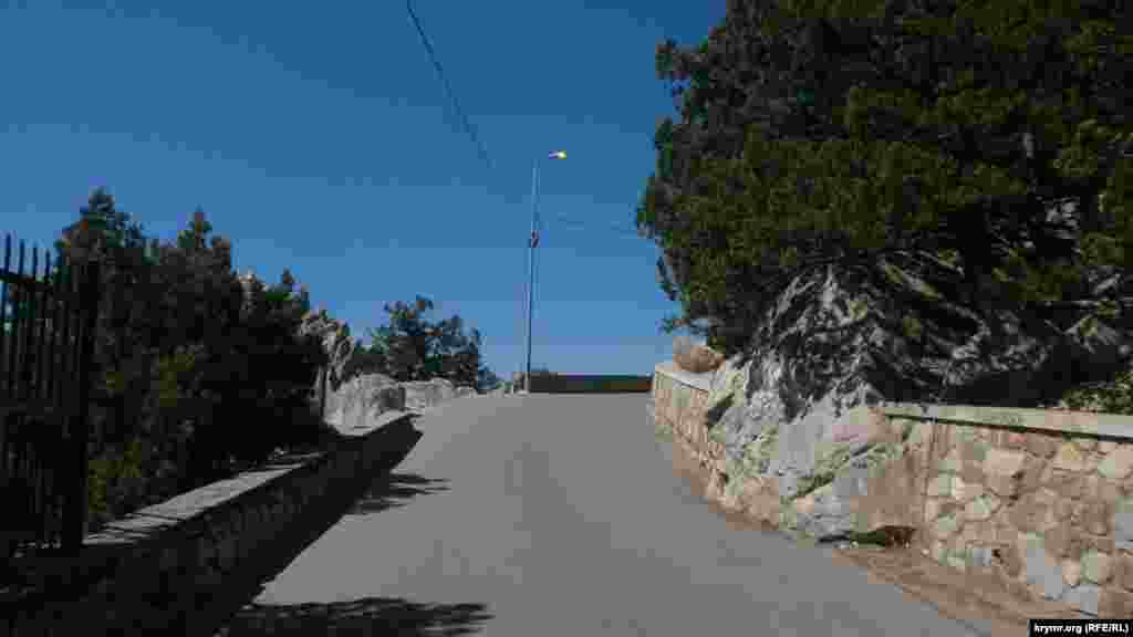 Чтобы добраться до Голубого залива нужно ехать или идти по дороге из Симеиза в сторону аквапарка. Вдоль дороги в знойный полдень здесь горят фонари как свидетельство хозяйственного «гения» местной власти, назначенной «командой победителей».