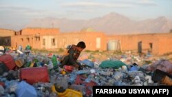 Афганська дитина працює на заводі з переробки пластику на околиці Мазарі-Шарифа