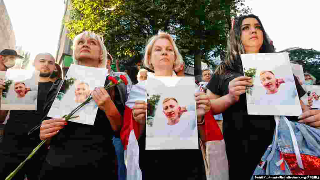 В акції взяли участь представники білоруської діаспори в Україні, українських патріотичних рухів, і прості громадяни. Учасники принесли з собою біло-червоно-білі прапори Білорусі, фотографії Шишова та квіти