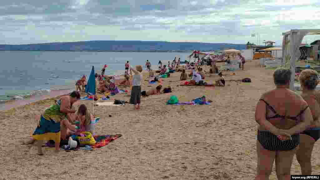 Примеры соблюдения социальной дистанции на пляже встречаются. Но нередко отдыхающие размещаются в 30-40 сантиметрах друг от друга. Соблюдают рекомендации Роспотребнадзора о дистанцировании в «зоне платных услуг» – там лежаки расставлены на положенном расстоянии друг от друга