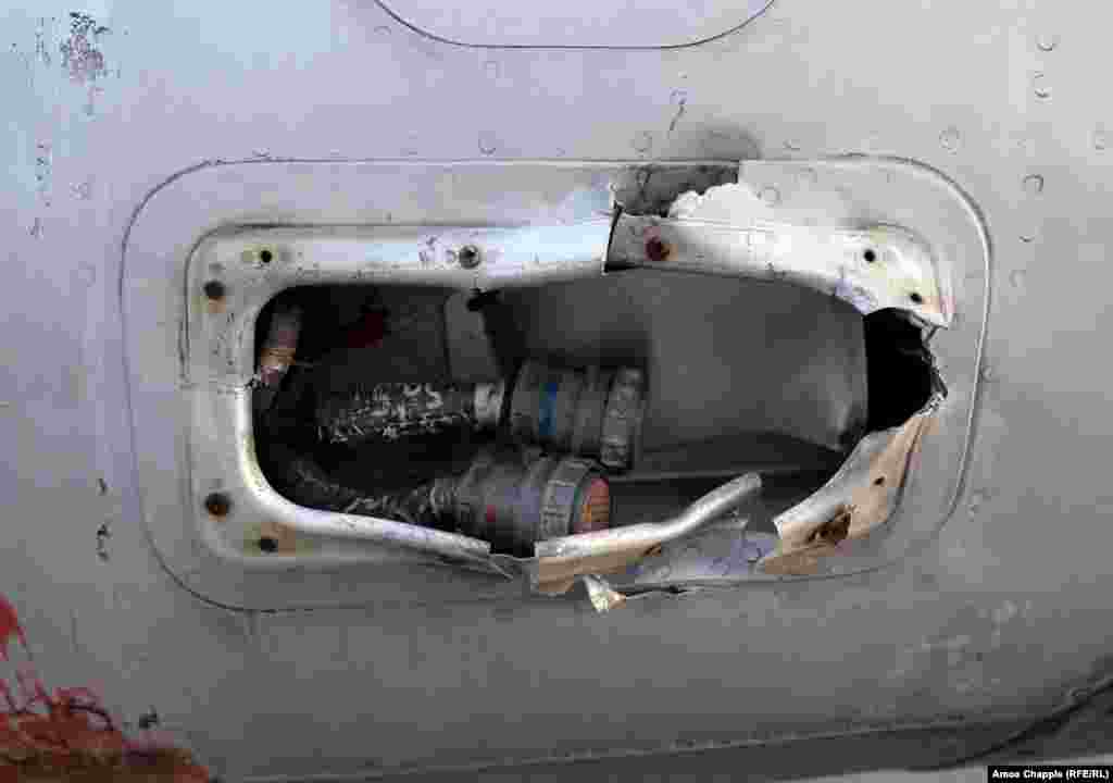 Деталь пошкодження реактивного літака «Дельфін». Як повідомляли в місцевих новинах, кілька літаків понівечили вандали, а деякі частини самого аеродрому були розкрадені впродовж років, коли за базою ніхто не доглядав