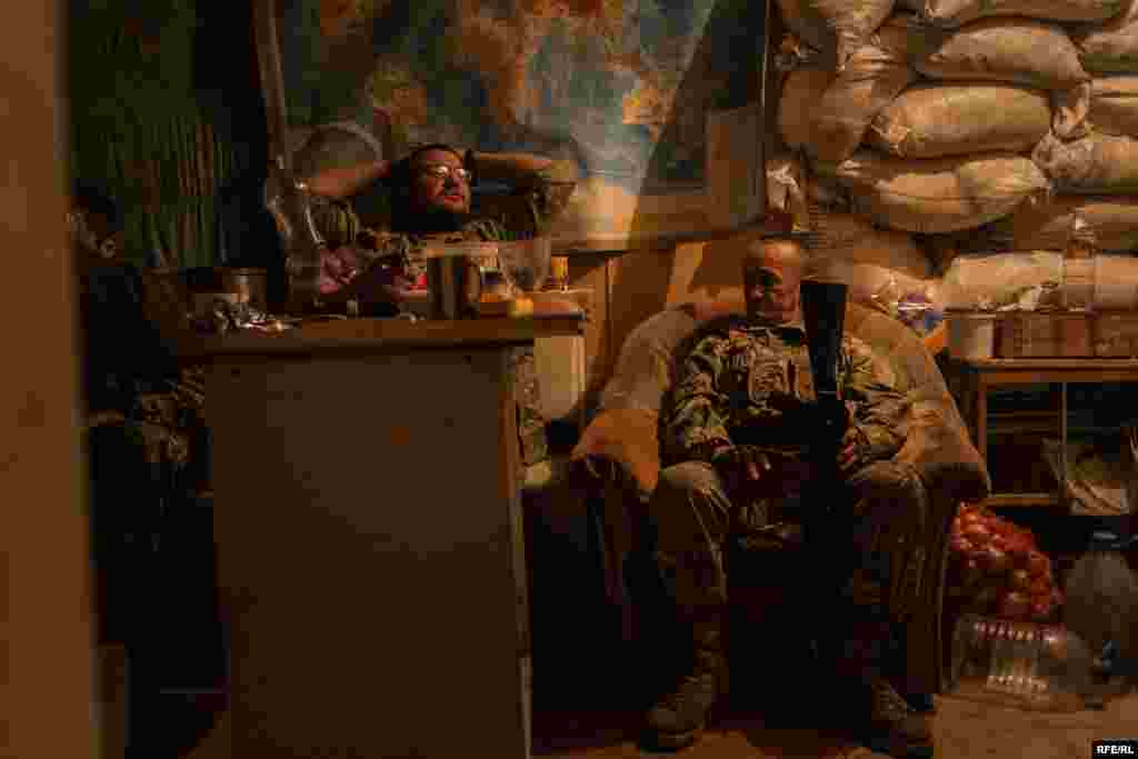 Время немного расслабиться за кухонным столом – поздно ночью бой ненадолго утих. «Тунец» (слева) воюет уже в течение пяти месяцев