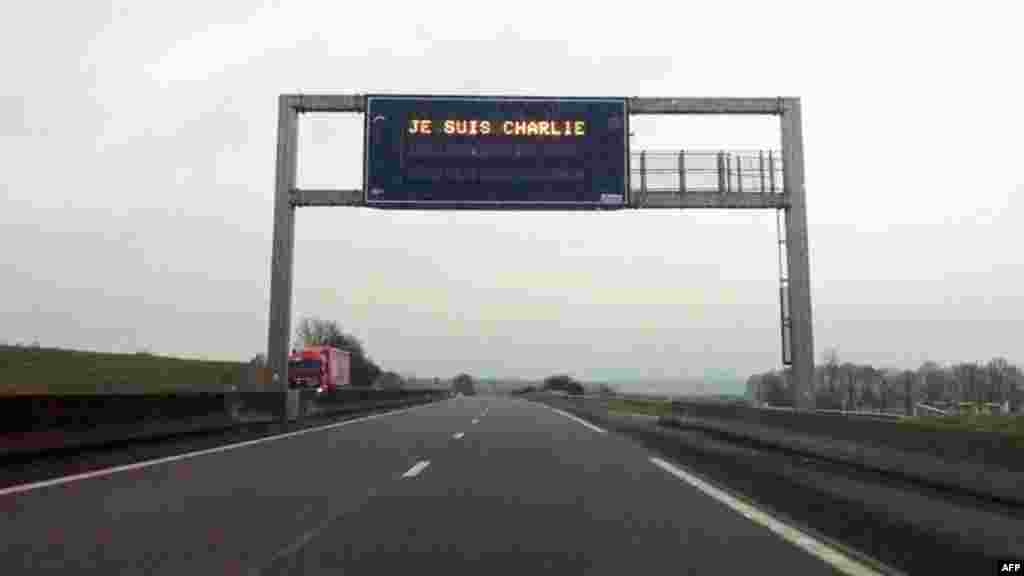 Надпись "Je suis Charlie" на одном из автомобильных шоссе во Франции. 8 января 2014 года