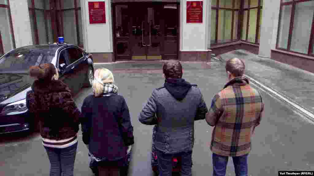 Не более пяти минут сотрудники Минздрава могли наблюдать акцию и слушать траурную музыку – приехавшие милиционеры задержали участников акции и оркестр. 