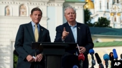 Senatorii SUA Richard Blumenthal și Lindsey Graham în vizită la Kiev, pe 30 mai 2025.