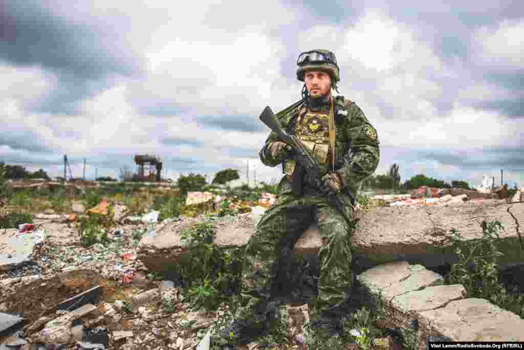 Боєць «Дніпра-1» у повному озброєнні