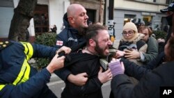Forțele de ordine rețin un protestatar la Tbilisi, la 19 noiembrie, după alegerile parlamentare câștigate de partidul cu înclinații pro-ruse Visul Georgian.
