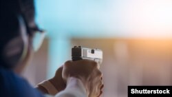 З 1 січня 2023 року росіяни та білоруси з цього моменту не зможуть купувати та зберігати зброю, збройне приладдя, боєприпаси, у тому числі призначені для полювання, спорту, самооборони, професійної діяльності, колекціонування, навчання та наукових досліджень.