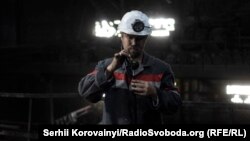 Зйомки у шахті (Микита Юренєв, фотограф студії New Cave Media, під час роботи під землею)