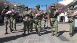 В балаклавах и с цветами: «зеленые человечки» снова на улицах Симферополя (видео) В балаклавах и с цветами: «зеленые человечки» снова на улицах Симферополя (видео)