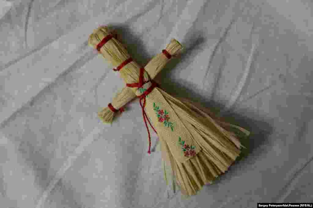 "Сейчас вся Россия в куклы играет. Кто что умеет, то и делает" – говорит мастер. 