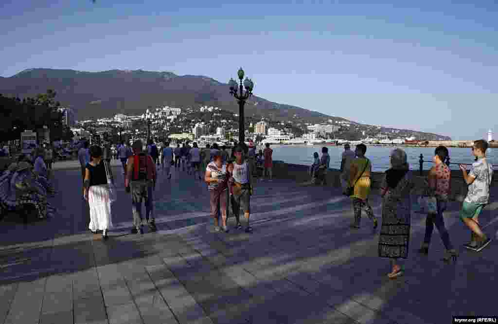 Набережная Ялты. Тут все по-прежнему, даже таблички на домах – набережная имени Ленина