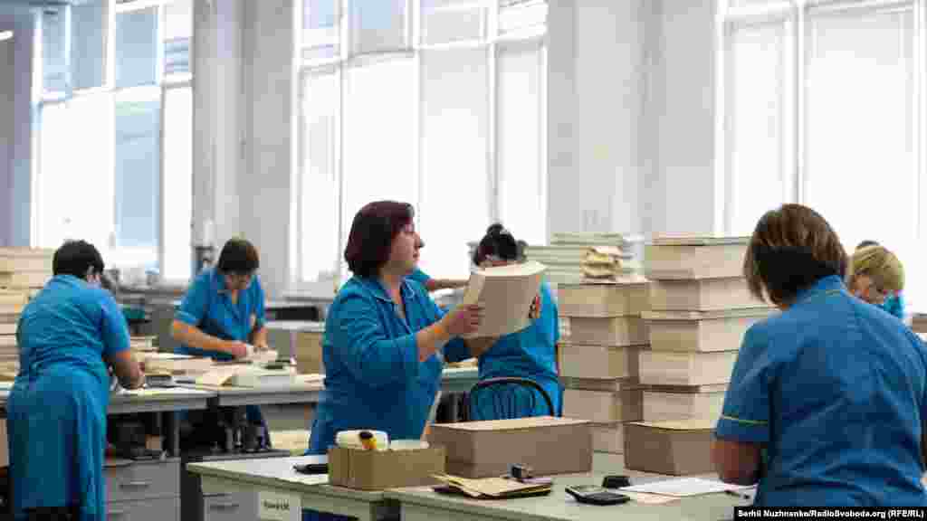 Завершити виготовлення всіх виборчих бюлетенів планують не пізніше, як за 7 днів до дня голосування. Цього вимагає чинне законодавство